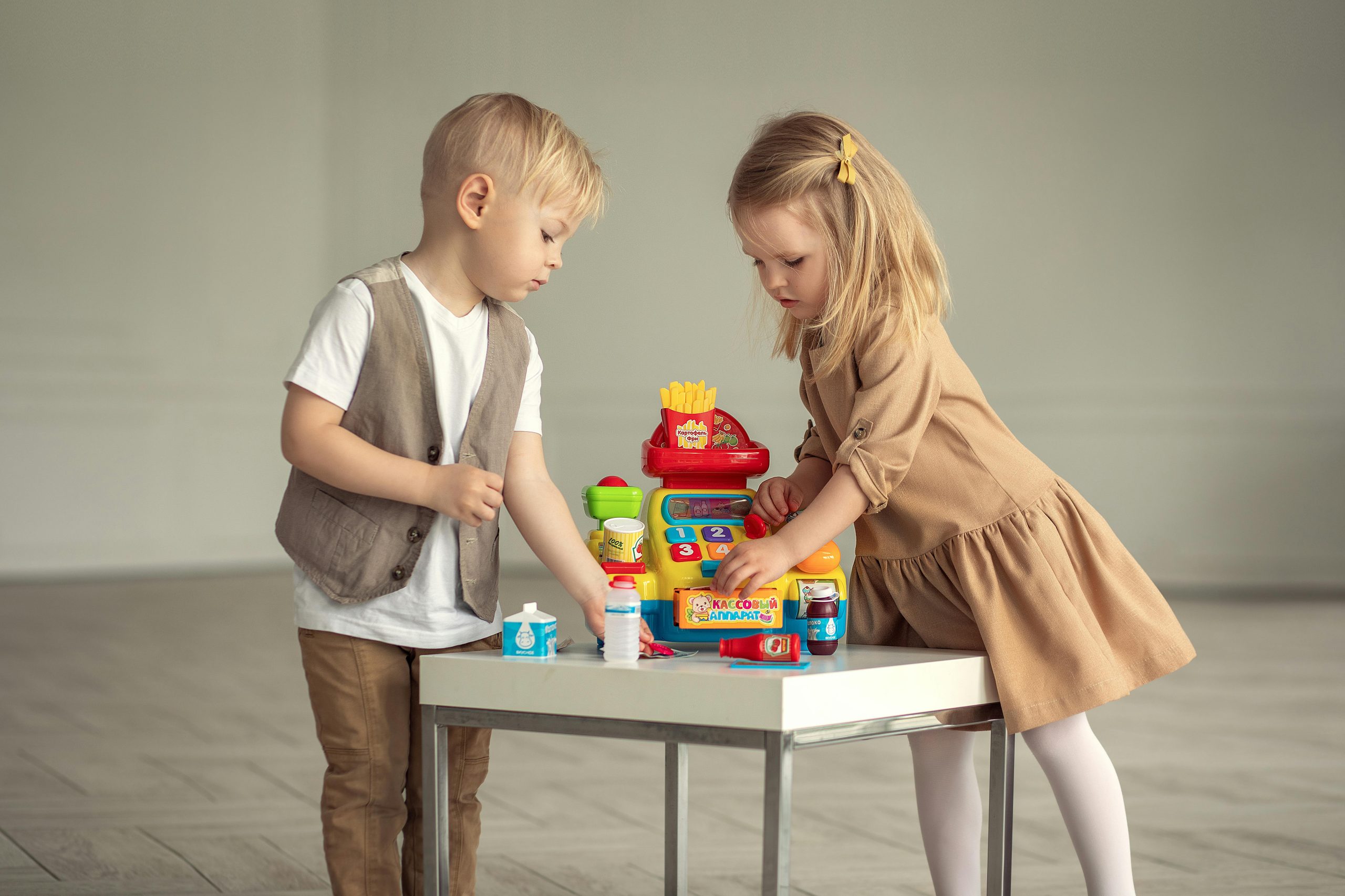 Bé gái và bé trai chơi đồ chơi ZuZu Kids